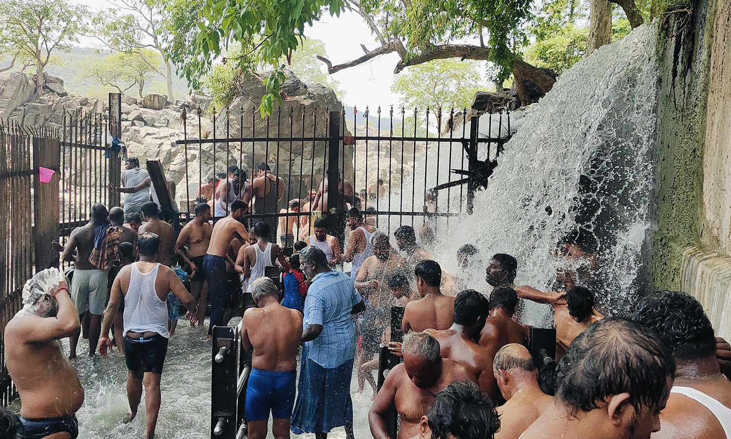 ஒகேனக்கல்லில் குவிந்த சுற்றுலா பயணிகள்- பரிசல் பயணம் செய்து மகிழ்ந்தனர்