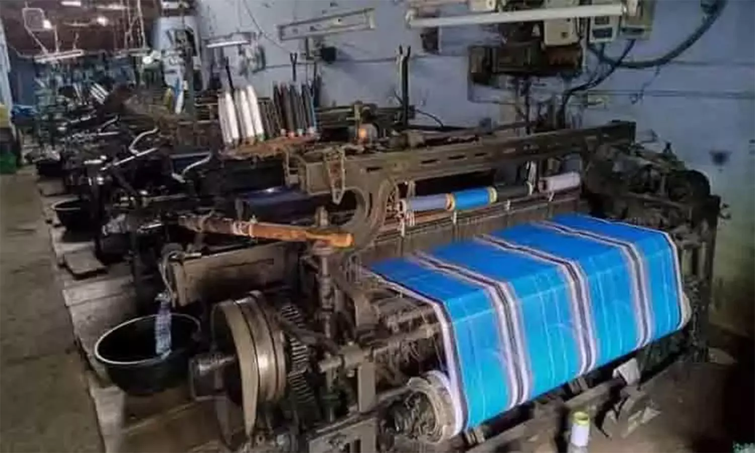 விசைத்தறிகள் வேலை நிறுத்தம்- ரூ.300 கோடி மதிப்புள்ள நூல்கள் தேக்கம்