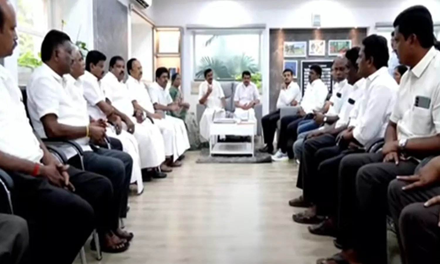 பேச்சுவார்த்தையில் உடன்பாடு- விசைத்தறி உரிமையாளர்களின் போராட்டம் வாபஸ் பேச்சுவார்த்தையில் உடன்பாடு- விசைத்தறி உரிமையாளர்களின் போராட்டம் வாபஸ்