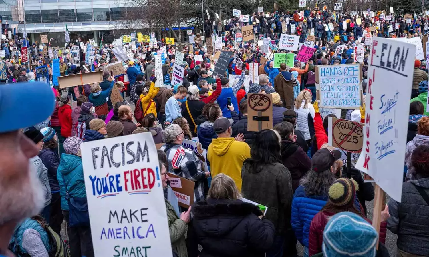 வெள்ளை மாளிகை முன் திரண்ட மக்கள்: டிரம்புக்கு எதிராக வலுக்கும் போராட்டம் வெள்ளை மாளிகை முன் திரண்ட மக்கள்: டிரம்புக்கு எதிராக வலுக்கும் போராட்டம்