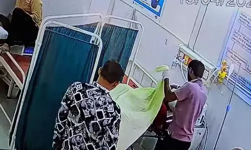 இளம்பெண் சடலத்திலிருந்து நூதனமாக நகையை திருடிய உ.பி. அரசு ஆஸ்பத்திரி வார்டு பாய் - வீடியோ வைரல்