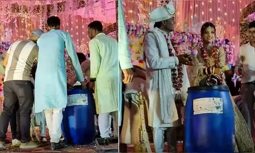 உ.பி.யில் பிளாஸ்டிக் டிரம் பரிசளித்த நண்பர்கள்: அசடு வழிந்த மணமக்கள்