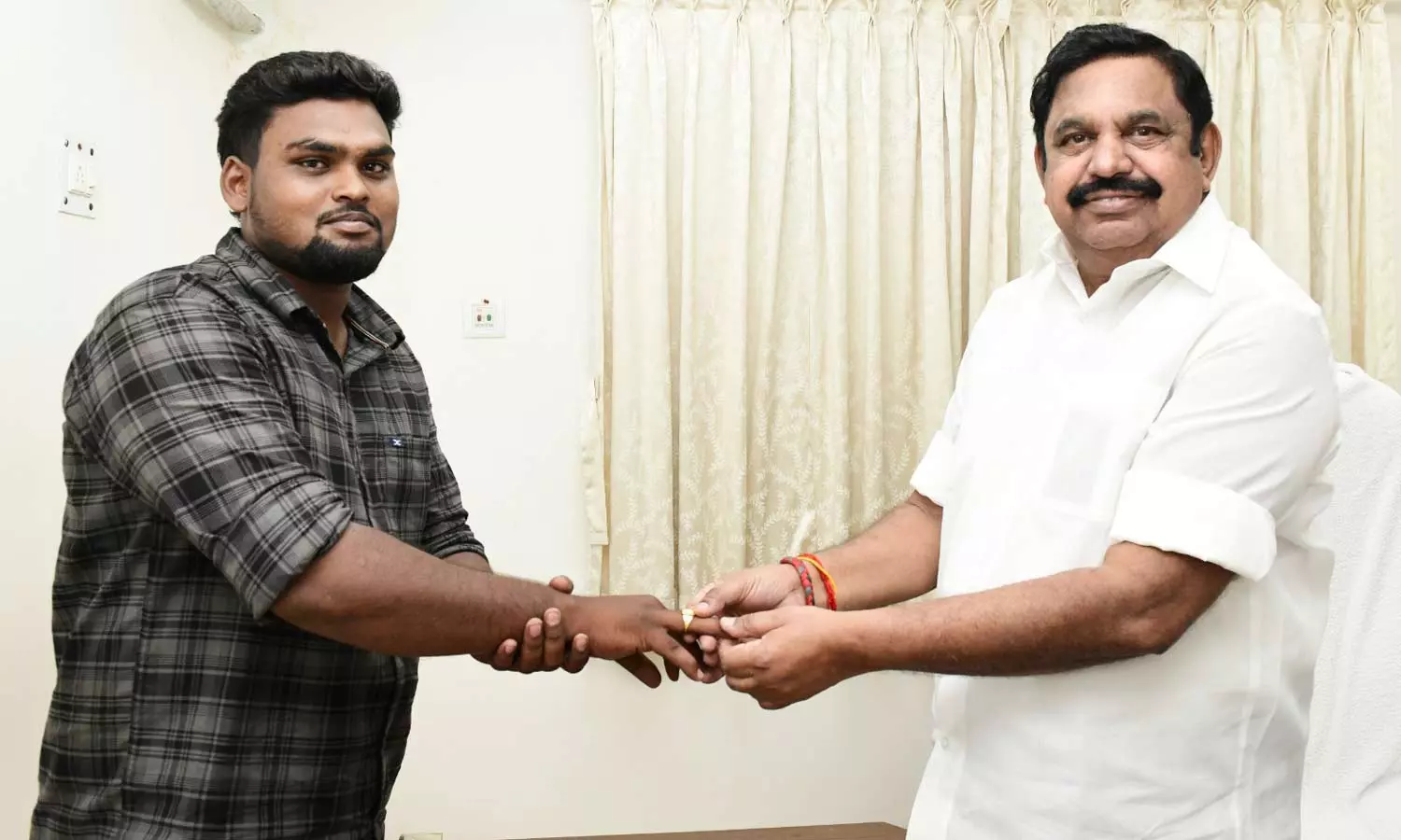 தன் உயிரை துச்சமென மதித்து சிறுவனை காப்பாற்றிய இளைஞருக்கு மோதிரம் பரிசளித்த இ.பி.எஸ். தன் உயிரை துச்சமென மதித்து சிறுவனை காப்பாற்றிய இளைஞருக்கு மோதிரம் பரிசளித்த இ.பி.எஸ்.