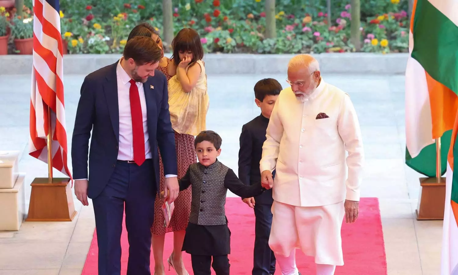 அமெரிக்க துணை அதிபர் ஜே.டி. வான்ஸ், அவரது மனைவி உஷாவை வரவேற்ற பிரதமர் மோடி