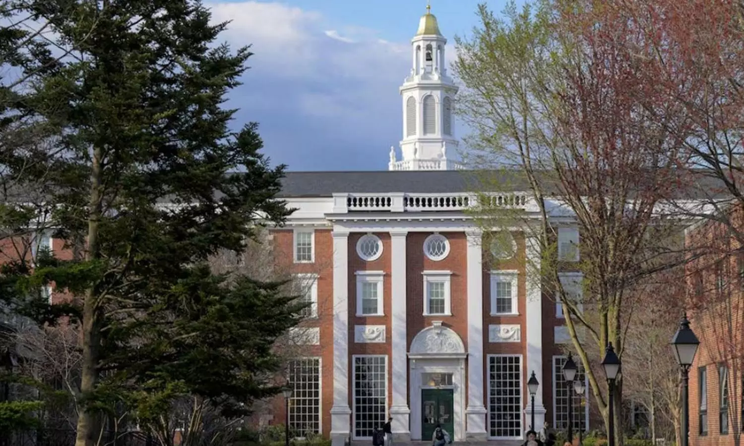 ரூ.18 ஆயிரம் கோடி நிதியை நிறுத்திய டிரம்ப் - வழக்கு தொடர்ந்த ஹார்வர்ட் பல்கலைக்கழகம் ரூ.18 ஆயிரம் கோடி நிதியை நிறுத்திய டிரம்ப் - வழக்கு தொடர்ந்த ஹார்வர்ட் பல்கலைக்கழகம்