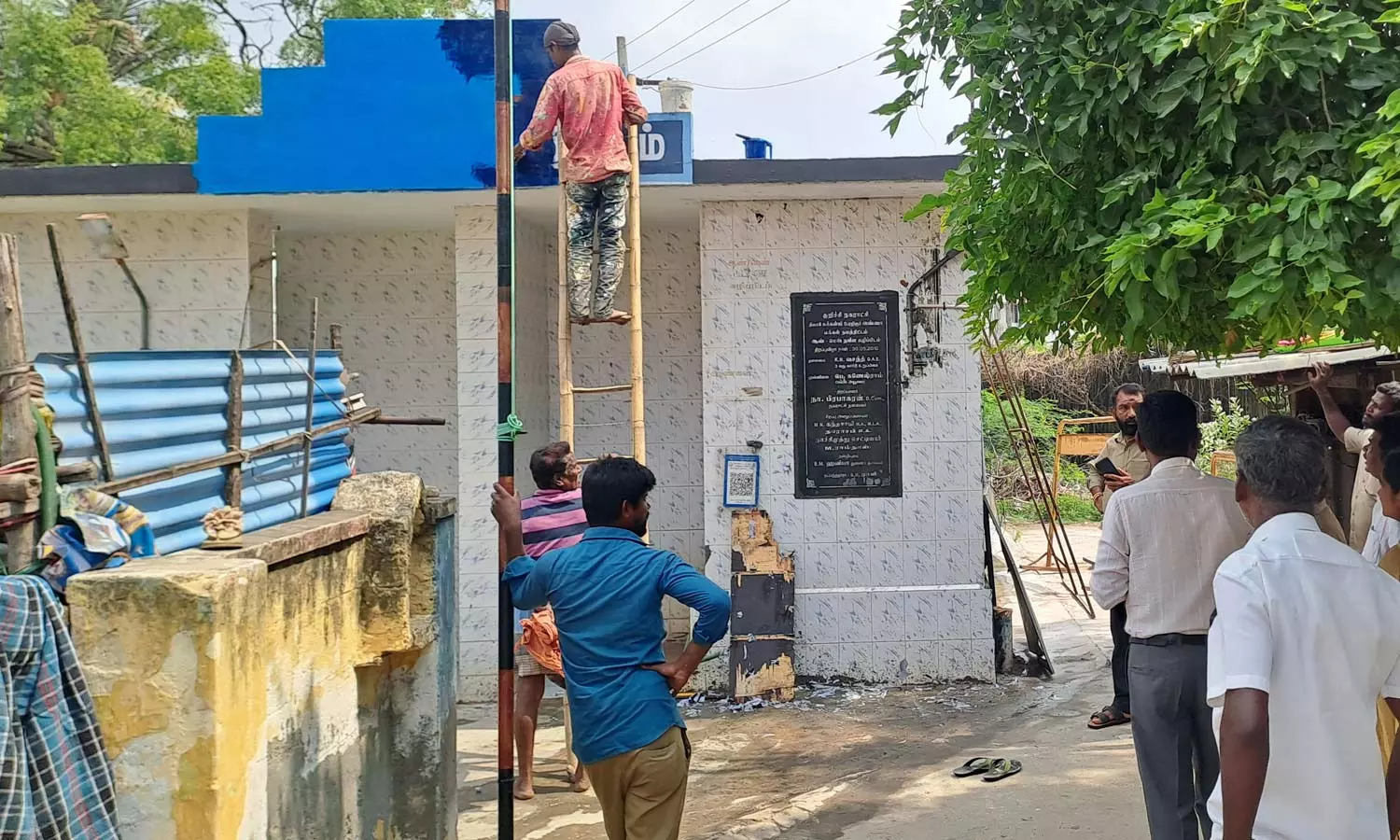 கழிவறையில் எழுதியிருந்த  தலைவர்கள் பெயர் அழிப்பு - மாநகராட்சி நடவடிக்கை