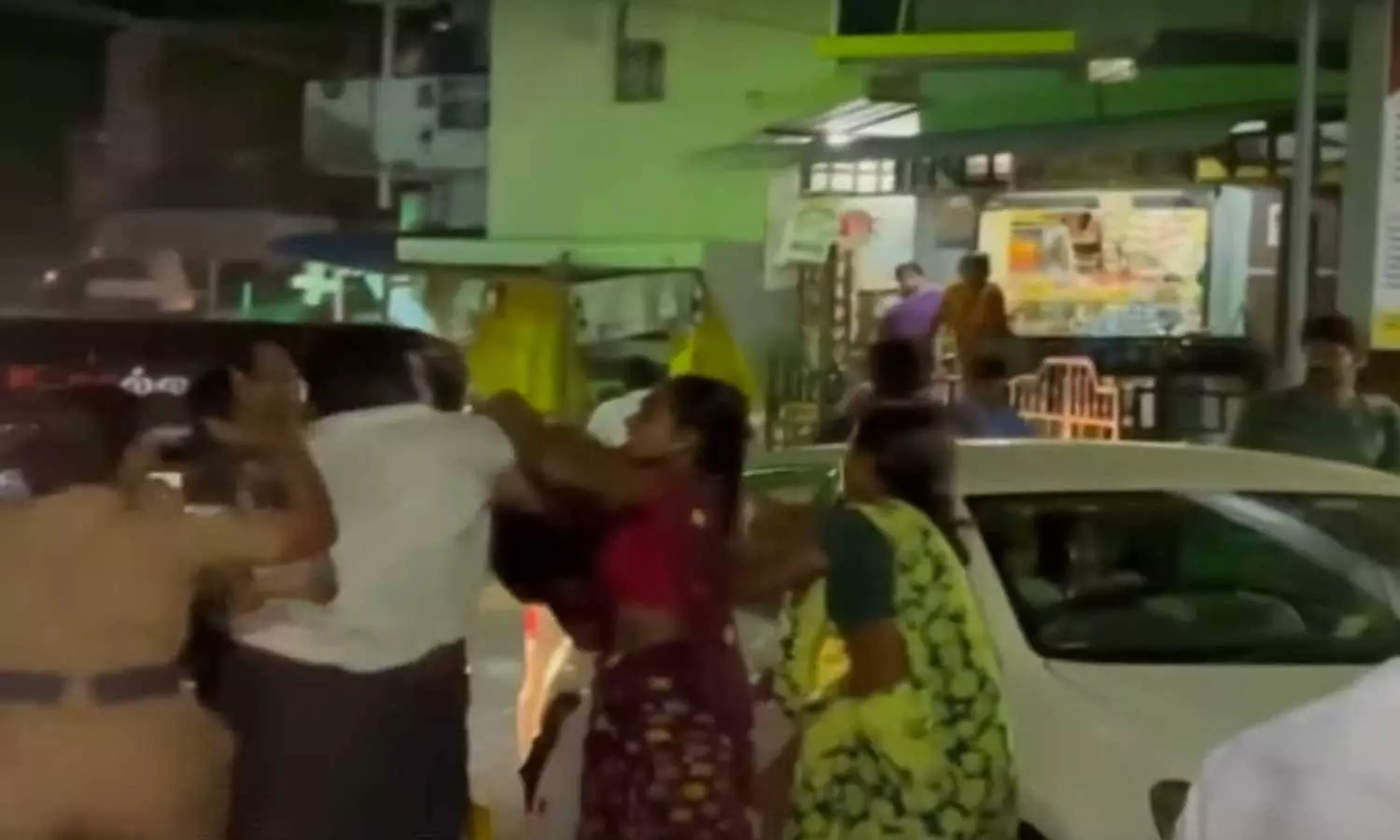 காதல் திருமணம் செய்த ஜோடியை நடுரோட்டில் சரமாரியாக தாக்கிய குடும்பத்தினர்