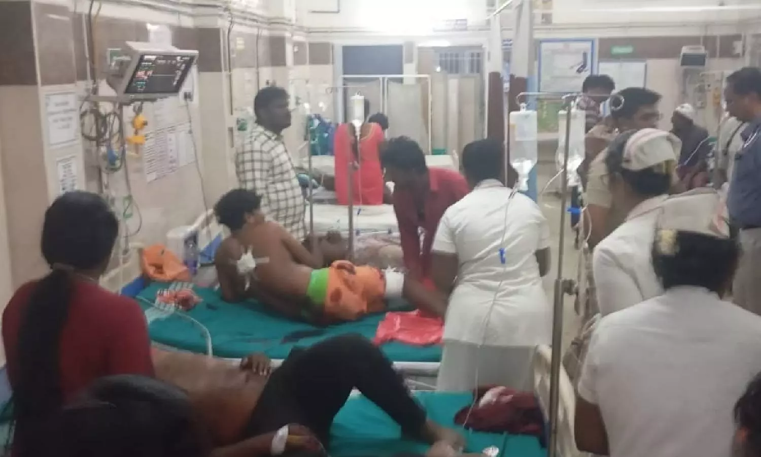 திருச்செந்தூரில் கோஷ்டி மோதல்: 5 பேருக்கு அரிவாள் வெட்டு- 15 பேர் கைது