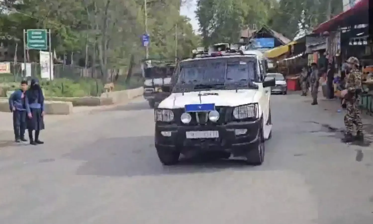 ஜம்மு காஷ்மீரில் துணிகரம்: சுற்றுலா பயணிகள் மீது பயங்கரவாதிகள் தாக்குதல்