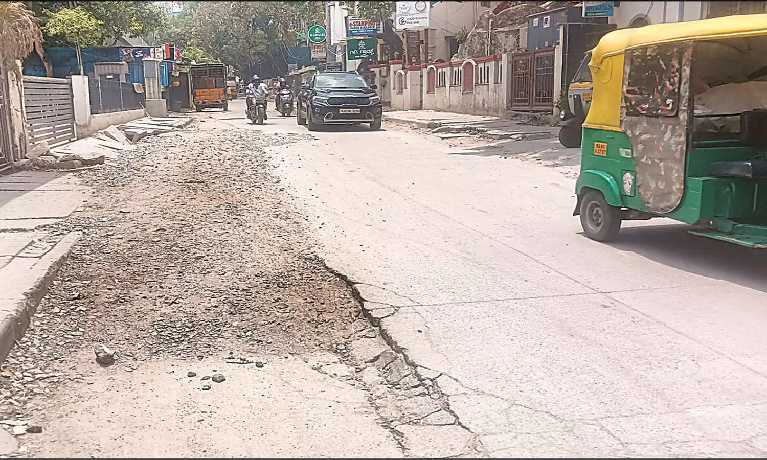 எம்.ஜி.ரோடு அருகே ஜல்லி கற்களாக மாறிய கான்கிரீட் சாலை- சீரமைக்க வாகன ஓட்டிகள் கோரிக்கை