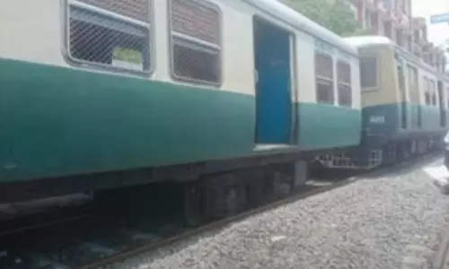 சென்னையில் மின்சார ரெயில் தடம் புரண்டு விபத்து