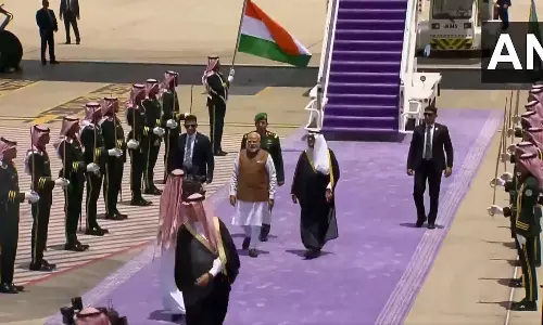 சவுதி அரேபியாவில் பிரதமர் மோடி: 21 குண்டுகள் முழங்க உற்சாக வரவேற்பு