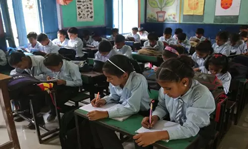 1 முதல் 5ம் வகுப்பு வரை இந்தி கட்டாயம் உத்தரவை நிறுத்தி வைத்தது மகாராஷ்டிரா அரசு