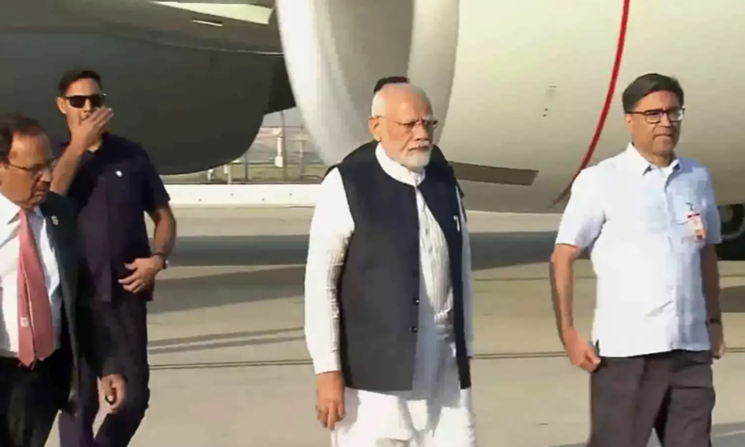 பஹல்காம் பயங்கரவாத தாக்குதல் எதிரொலி - பாகிஸ்தான் வான்பரப்பை தவிர்த்த பிரதமர் மோடி பஹல்காம் பயங்கரவாத தாக்குதல் எதிரொலி - பாகிஸ்தான் வான்பரப்பை தவிர்த்த பிரதமர் மோடி