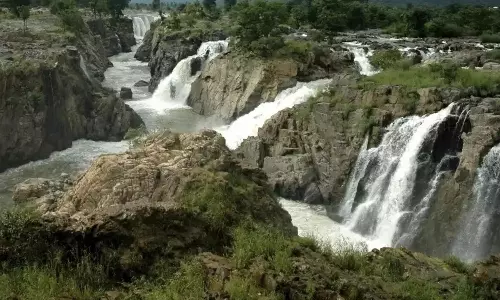ஒகேனக்கலுக்கு நீர்வரத்து 3 ஆயிரம் கனஅடியாக நீடிக்கிறது
