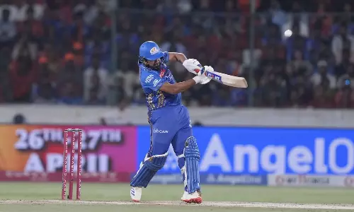 டிரண்ட் போல்ட், ரோகித் சர்மா அபாரம்: ஐதராபாத்தை எளிதில் வீழ்த்தியது மும்பை