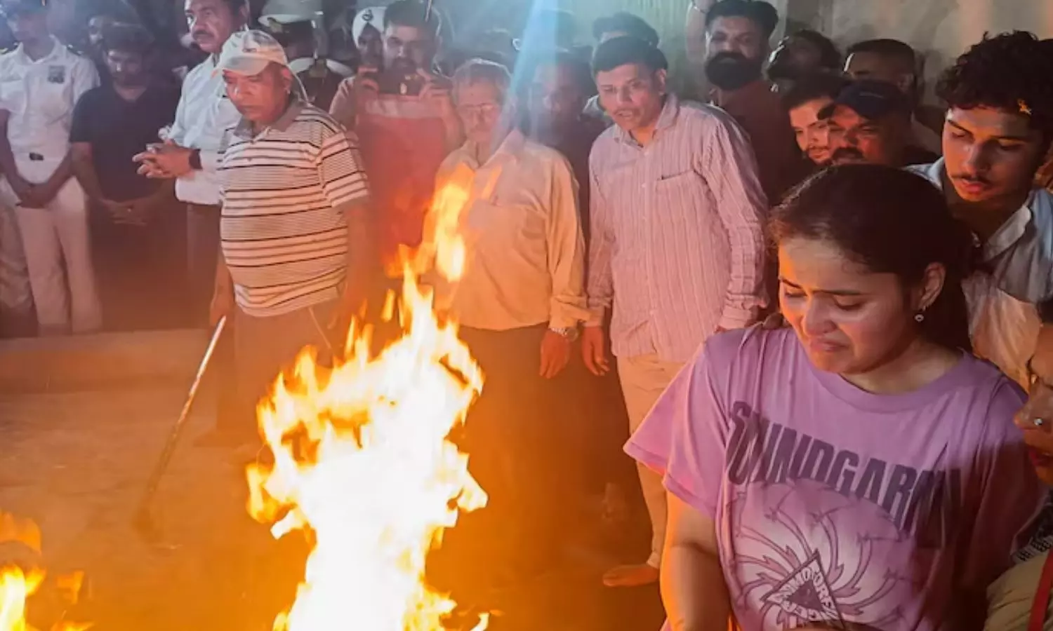 பஹல்காம் துயரம்: சொந்த ஊர்களுக்கு வந்து சேர்ந்த உயிரிழந்தவர்களின் உடல்கள் - கண்ணீர் மல்க மக்கள் அஞ்சலி பஹல்காம் துயரம்: சொந்த ஊர்களுக்கு வந்து சேர்ந்த உயிரிழந்தவர்களின் உடல்கள் - கண்ணீர் மல்க மக்கள் அஞ்சலி