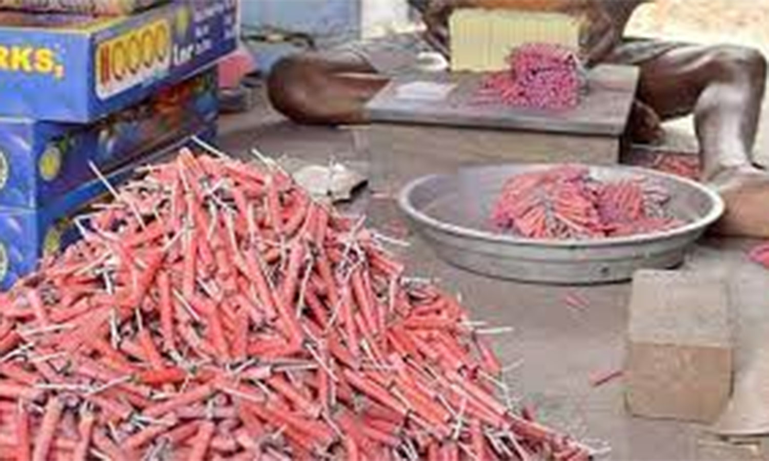 தடை செய்யப்பட்ட தொழிற்சாலையில் சட்டவிரோதமாக பட்டாசுகள் தயாரிப்பு-  ஆய்வுக்கு சென்றபோது 7 பேர் தப்பி ஓட்டம்