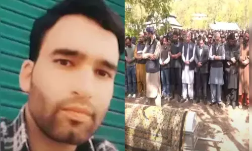 பயங்கரவாதிகளுடன் துணிச்சலாக போராடி உயிர்நீத்த இஸ்லாமிய தொழிலாளி - உமர் அப்துல்லா நேரில் அஞ்சலி