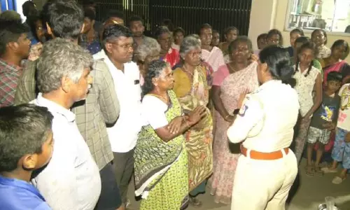 ஈரோடு அருகே நள்ளிரவில் தனியார் பால் தொழிற்சாலையை முற்றுகையிட்ட கிராம மக்களால் பரபரப்பு