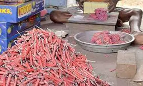 தடை செய்யப்பட்ட தொழிற்சாலையில் சட்டவிரோதமாக பட்டாசுகள் தயாரிப்பு-  ஆய்வுக்கு சென்றபோது 7 பேர் தப்பி ஓட்டம்