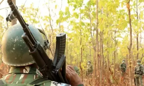 சத்தீஸ்கர் எல்லையில் 1,000 நக்சல்களை சுற்றி வளைத்த  20,000 பாதுகாப்பு வீரர்கள்? - 5 பேர் சுட்டுக் கொலை