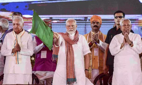 பீகாரில் 4 புதிய ரெயில் சேவை, 13.5 ஆயிரம் கோடி ரூபாய் திட்டங்களை தொடங்கி வைத்தார் பிரதமர் மோடி