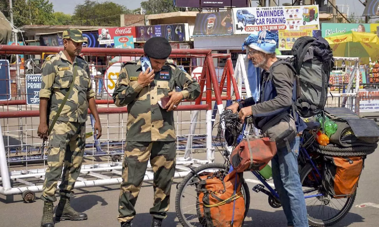 நாடு திரும்ப அட்டாரி-வாகா எல்லையில் குவிந்த பாகிஸ்தானியர்கள் நாடு திரும்ப அட்டாரி-வாகா எல்லையில் குவிந்த பாகிஸ்தானியர்கள்