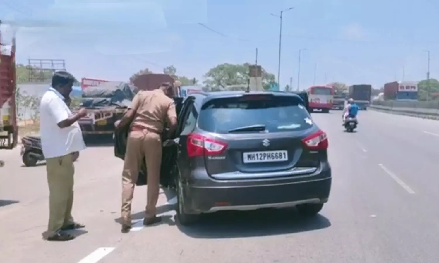 காஷ்மீர் தாக்குதல் எதிரொலி: ஓசூர் தமிழக எல்லையில் தொடர்ந்து போலீசார் வாகன சோதனை காஷ்மீர் தாக்குதல் எதிரொலி: ஓசூர் தமிழக எல்லையில் தொடர்ந்து போலீசார் வாகன சோதனை