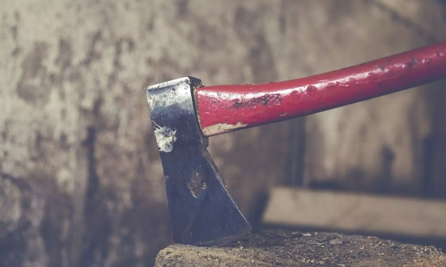 குடிபோதையில் தினமும் அடித்து  துன்புறுத்திய தந்தை.. கோடரியை கொண்டு கொலை செய்த 15 வயது மகள்