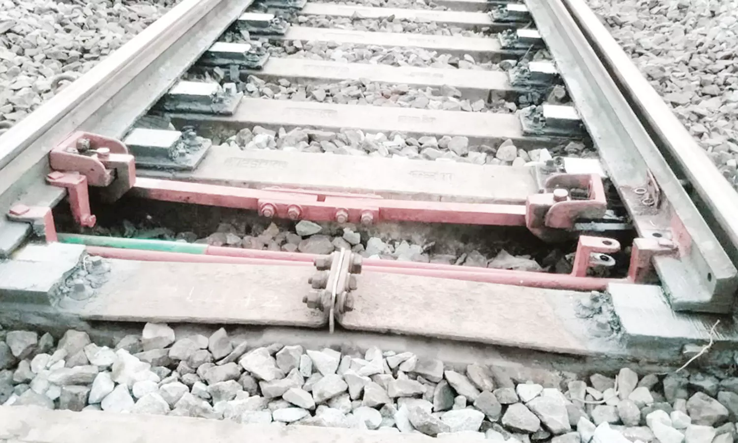 திருவாலங்காடு அருகே தண்டவாளத்தில் போல்ட்-நட்டுகளை கழற்றி ரெயிலை கவிழ்க்க சதி