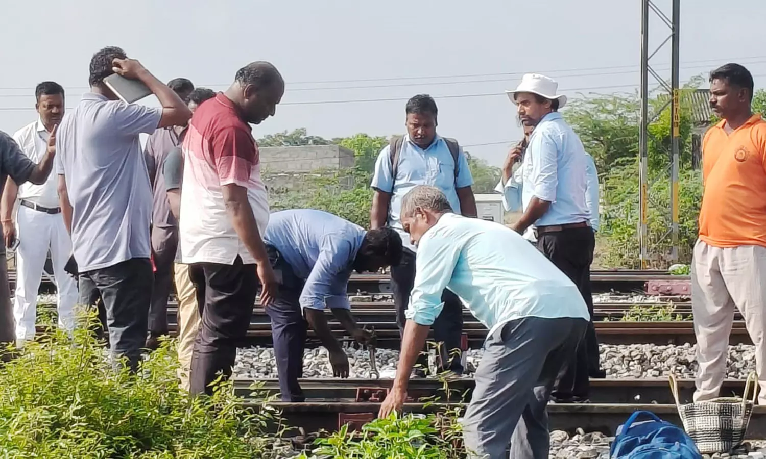 திருவாலங்காடு அருகே தண்டவாளத்தில் போல்ட்-நட்டுகளை கழற்றி ரெயிலை கவிழ்க்க சதி