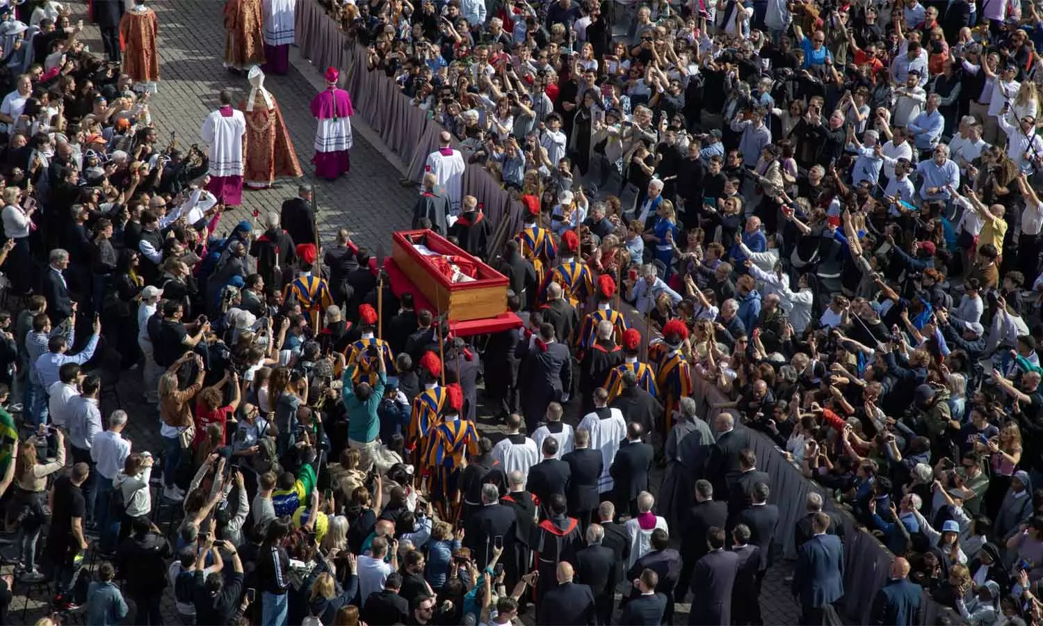 கடந்த 3 நாளில் போப் பிரான்சிசுக்கு அஞ்சலி செலுத்திய இரண்டரை லட்சம் மக்கள்