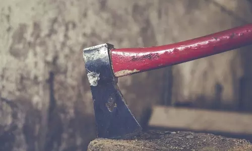 குடிபோதையில் தினமும் அடித்து  துன்புறுத்திய தந்தை.. கோடரியை கொண்டு கொலை செய்த 15 வயது மகள்