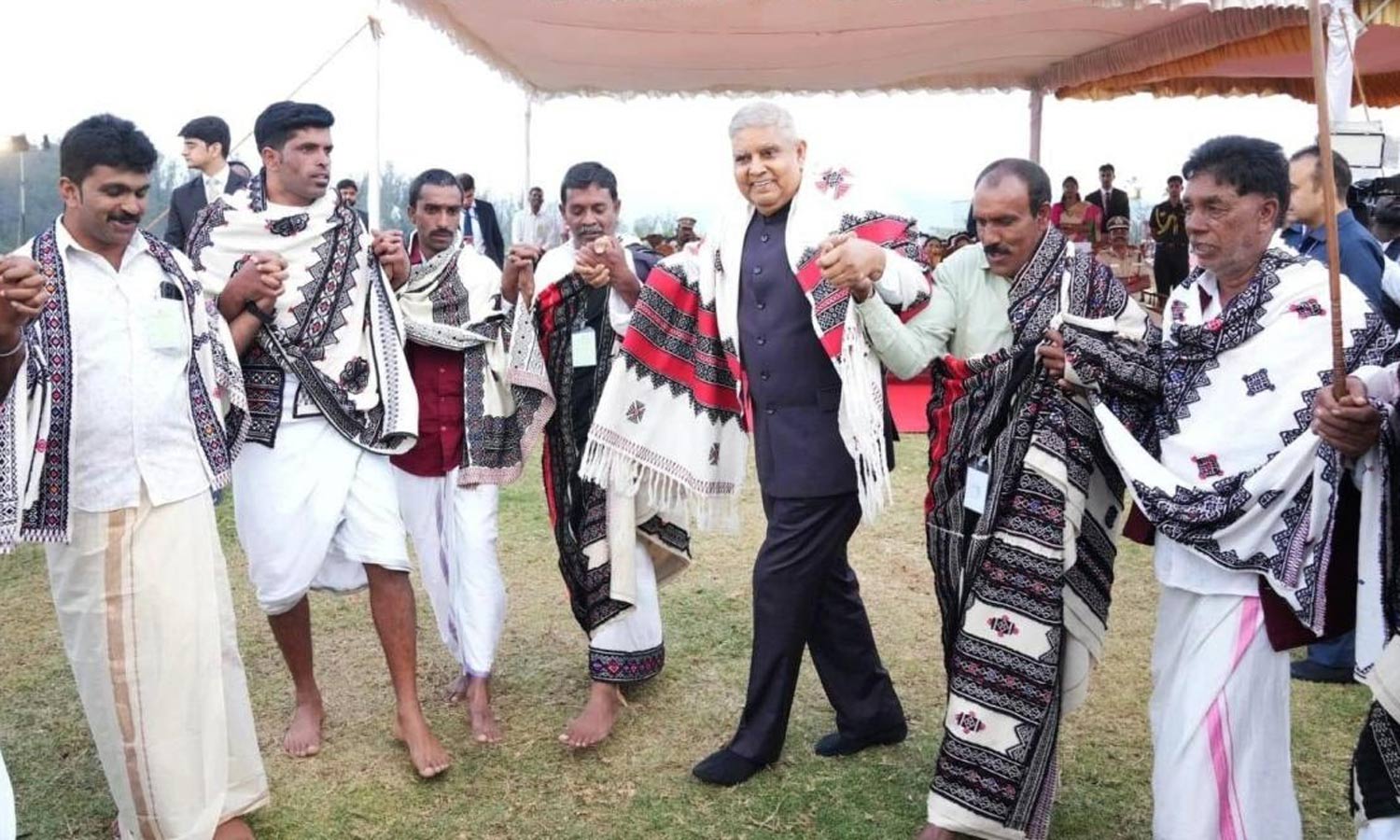 தோடர் பழங்குடியினருடன் நடனமாடி மகிழ்ந்த துணை ஜனாதிபதி