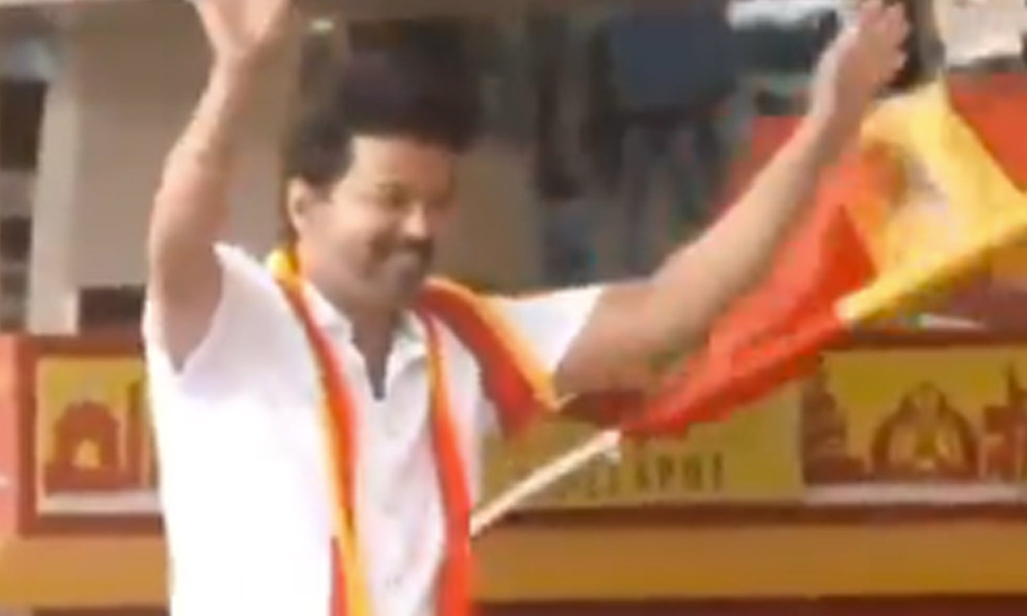 கோவையில் த.வெ.க. தலைவர் விஜய்... தொண்டர்களின் ஆரவாரத்தால் ஸ்தம்பித்த விமான நிலையம்