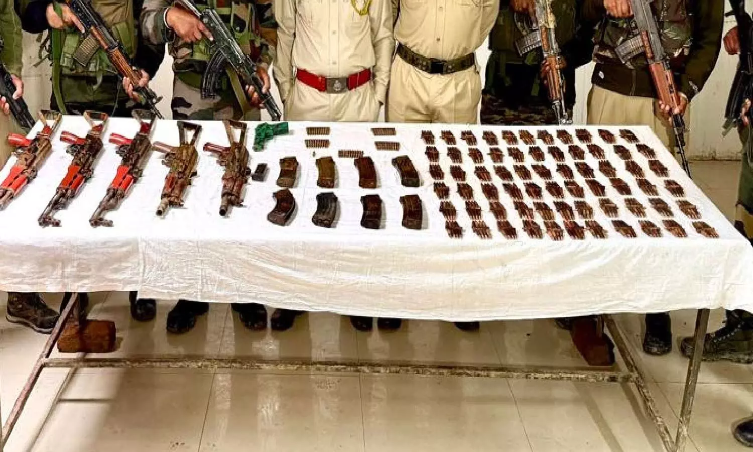 ஜம்மு-காஷ்மீர்: பயங்கரவாதிகள் மறைவிடம் கண்டுபிடித்து அழிப்பு- துப்பாக்கிகள் பறிமுதல்