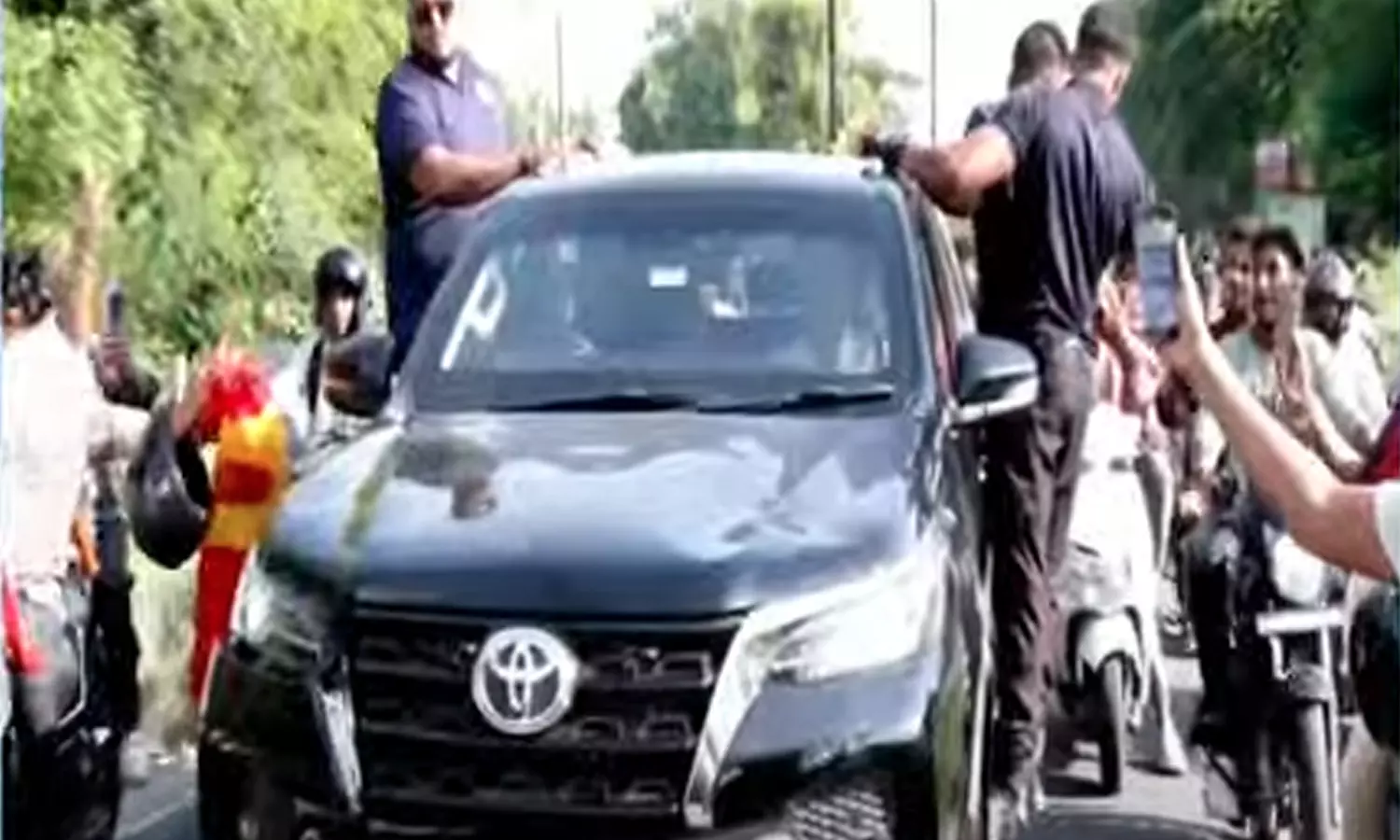 வழிநெடுகிலும் ரசிகர்கள் சூழ உற்சாக வரவேற்பு... பூத் கமிட்டி கருத்தரங்கிற்கு வருகை தந்த த.வெ.க தலைவர் விஜய்