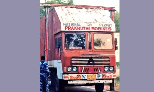 பண்ணாரி அம்மன் சோதனை சாவடி தடுப்பில் கண்டெய்னர் லாரி சிக்கியதால் போக்குவரத்து பாதிப்பு