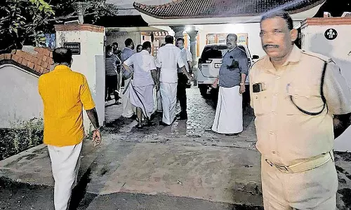 பா.ஜ.க மாநில துணைத்தலைவர் வீட்டின் முன் வெடிபொருளை வீசிச்சென்ற மர்மநபர்கள்-  வெடித்து சிதறியதால் பரபரப்பு