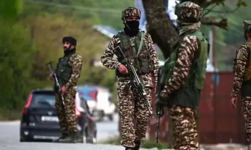 குல்காமில் பயங்கரவாதிகளுடன் தொடர்புடைய இருவர் கைது.. ஆயுதங்கள் பறிமுதல்