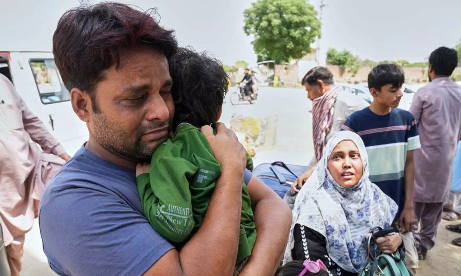 இதய நோய்... குழந்தைகளின் சிகிச்சைக்கு அனுமதியுங்கள் - கண்ணீர் மல்க பாகிஸ்தானியர் கோரிக்கை இதய நோய்... குழந்தைகளின் சிகிச்சைக்கு அனுமதியுங்கள் - கண்ணீர் மல்க பாகிஸ்தானியர் கோரிக்கை