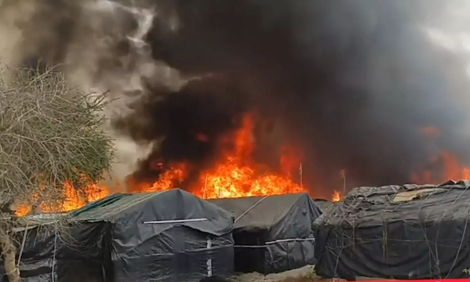 தெலுங்கானாவில் கியாஸ் சிலிண்டர் வெடித்து 300-க்கும் மேற்பட்ட குடிசை வீடுகள் எரிந்து நாசம்