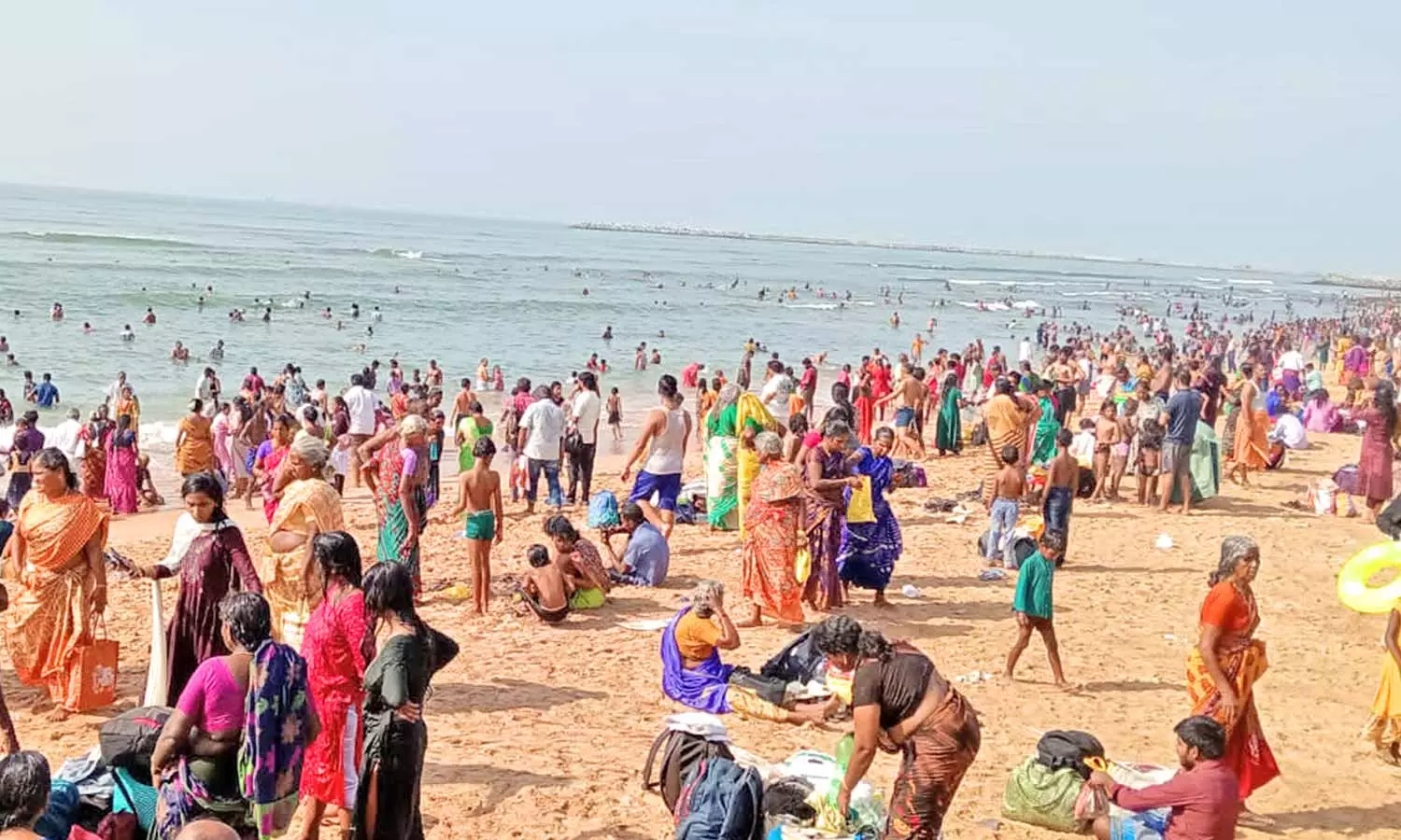 திருச்செந்தூர் கோவிலில் குவிந்த பக்தர்கள்- 4 மணி நேரம் காத்திருந்து சாமி தரிசனம் செய்தனர்