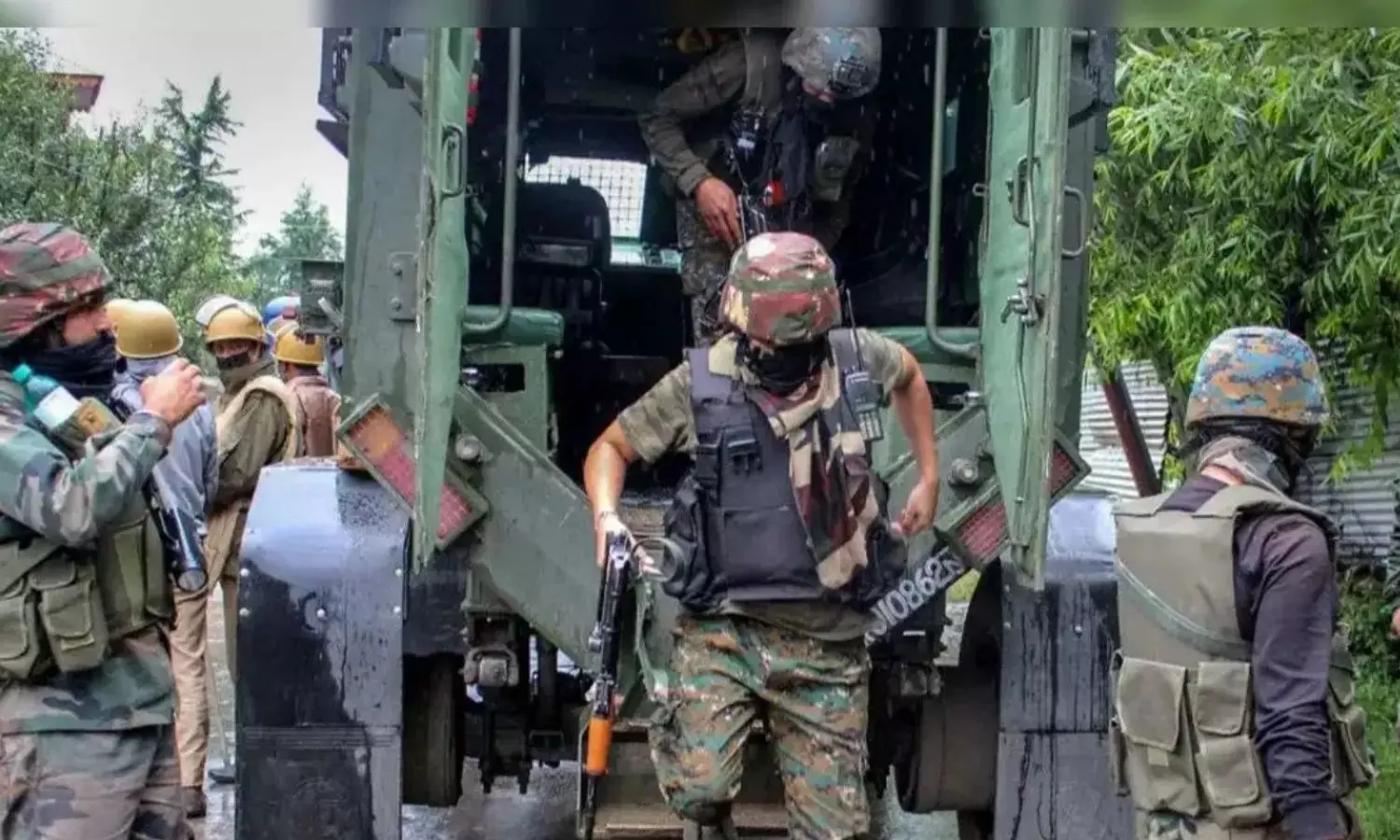 காஷ்மீரில் மீண்டும் கொலை.. சமூக ஆர்வலரை வீடு புகுந்து சுட்டுத் தள்ளிய பயங்கரவாதிகள்