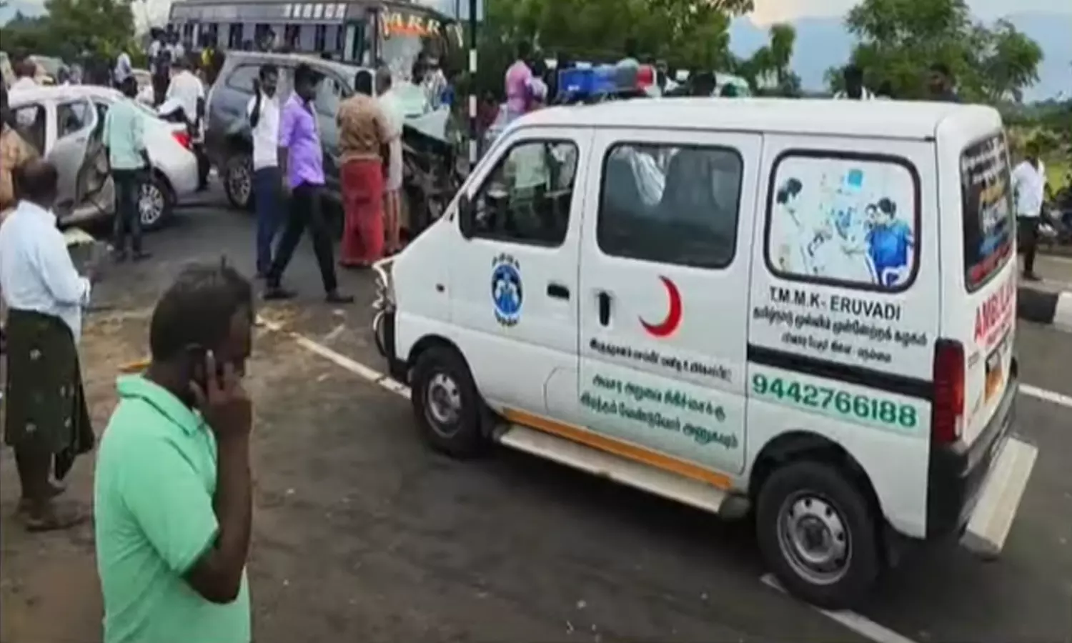 நெல்லையில் கார்கள் நேருக்கு நேர் மோதி விபத்து- 4 பேர் உயிரிழப்பு நெல்லையில் கார்கள் நேருக்கு நேர் மோதி விபத்து- 4 பேர் உயிரிழப்பு