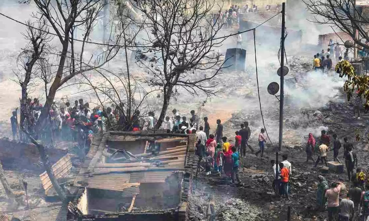 VIDEO: டெல்லியில் பயங்கர தீ விபத்து.. 800-க்கும் மேற்பட்ட குடிசைகள் எரிந்து நாசம் - 2 குழந்தைகள் பலி