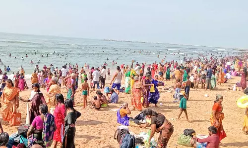 திருச்செந்தூர் கோவிலில் குவிந்த பக்தர்கள்- 4 மணி நேரம் காத்திருந்து சாமி தரிசனம் செய்தனர்