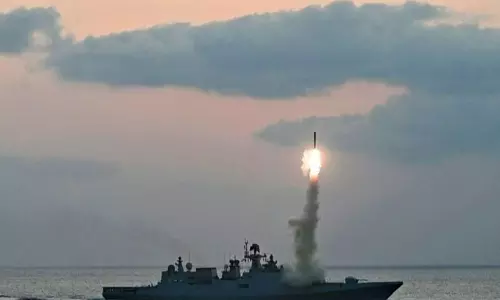 தயார் நிலையில் கடற்படை: இந்திய போர்க்கப்பல்கள் ஏவுகணை சோதனை