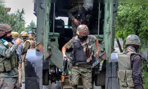 காஷ்மீரில் மீண்டும் கொலை.. சமூக ஆர்வலரை வீடு புகுந்து சுட்டுத் தள்ளிய பயங்கரவாதிகள்